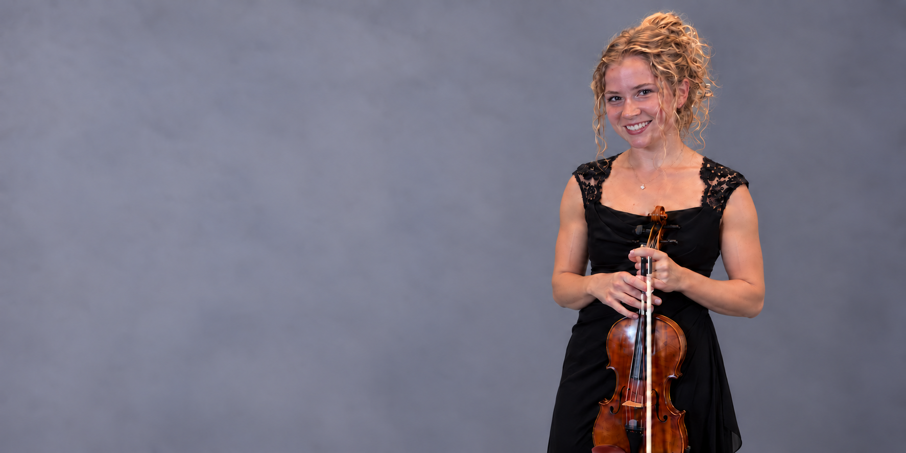 Angelina Cunningham smiling with her violin